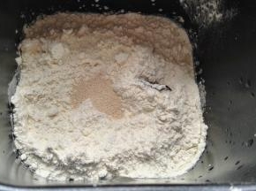 把原料按先液体后固体的顺序全部放入馒头机内桶（白糖和盐对角放）。
