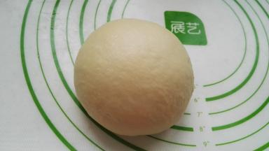 馒头机一个和面程序出膜（检查出膜情况，功率不同用时不同），取出放揉面垫上。