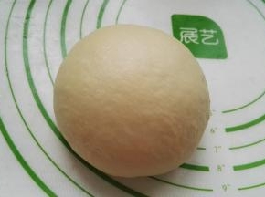 馒头机一个和面程序出膜（检查出膜情况，功率不同用时不同），取出放揉面垫上。