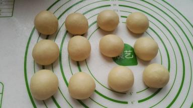 分成大小均匀的剂子，揉光滑。