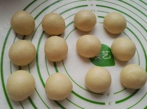 分成大小均匀的剂子，揉光滑。