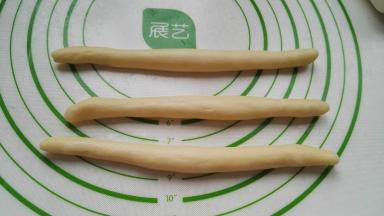 取三个面剂搓成一样长的圆长条。