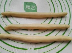 取三个面剂搓成一样长的圆长条。