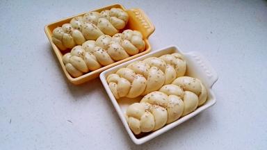 刷蛋液洒芝麻。