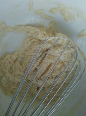 筛入低粉，搅拌均匀