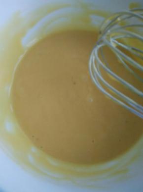 加入蛋黄搅拌均匀