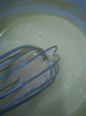 取三分之一蛋白霜放入蛋黄糊里，搅拌均匀