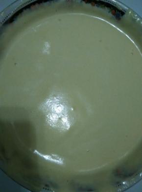 把搅拌均匀的蛋糊倒入剩余的蛋白霜里，快速搅拌均匀