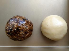 2. 醒发酥皮期间，将馅料部分和油酥部分分别混合揉成团