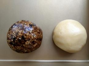 2. 醒发酥皮期间，将馅料部分和油酥部分分别混合揉成团