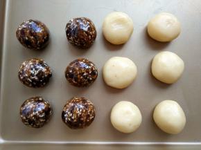 3. 再将馅料和油酥分别分成六等份