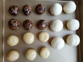 4. 再将油皮面团分成六等份，覆盖保鲜膜醒发15分钟，醒发能让面团更好的展开