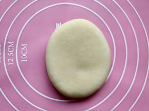 7. 取第一只包好的饼皮，按扁