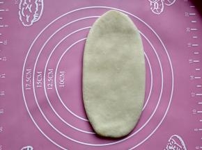 8. 擀成牛舌状