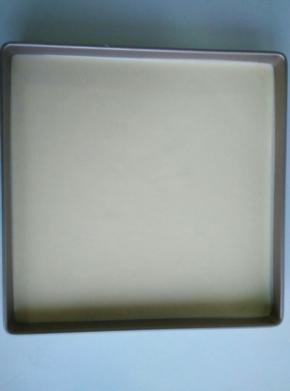 倒入方盘里，轻轻震出气泡