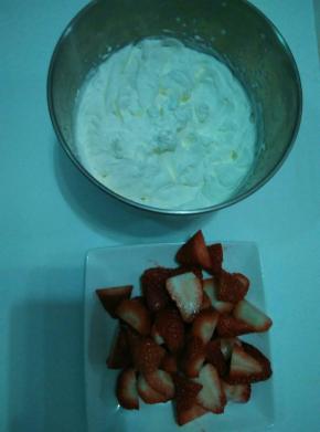 烤好的蛋糕卷取出放在烤网上晾凉，150克淡奶油加15克打发至硬性