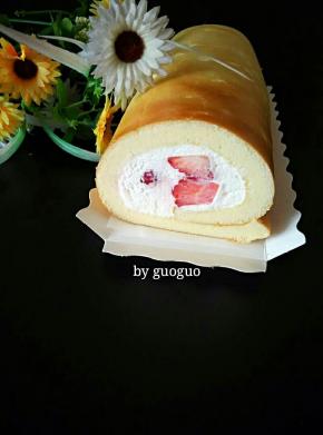 中间放上切成块儿的草莓，借助擀面杖卷好，放冰箱冷藏2小时定型