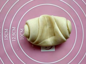 14. 两边按向中间，压扁