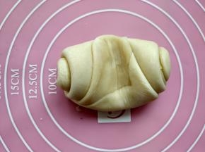 14. 两边按向中间，压扁