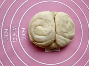 15. 两边按向中间，压扁