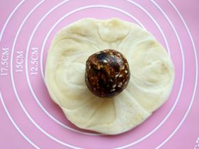 16. 擀成圆形，放入馅料（现在开始预热烤箱上下火200度 这个不是烤制温度哦！！！）