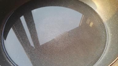 炒锅添水，大火烧至半开。