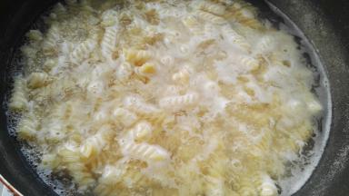 中间抄拌，煮12分钟左右，捞出一根用手掐下，中间无硬芯就熟了。