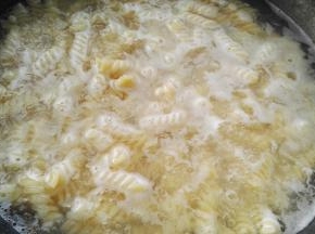 中间抄拌，煮12分钟左右，捞出一根用手掐下，中间无硬芯就熟了。