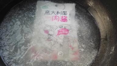 把意大利面肉酱放煮面锅里加热三分钟。