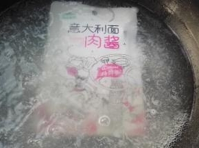 把意大利面肉酱放煮面锅里加热三分钟。