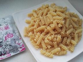 取出加热好的肉酱。