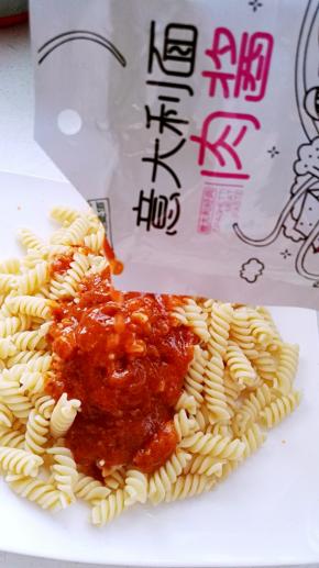 肉酱剪口倒意大利面上。