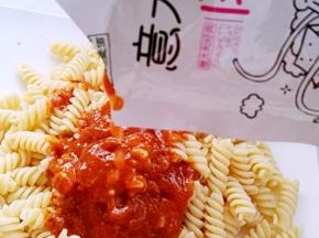 肉酱剪口倒意大利面上。