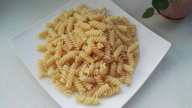 把意大利面控水捞盘中。