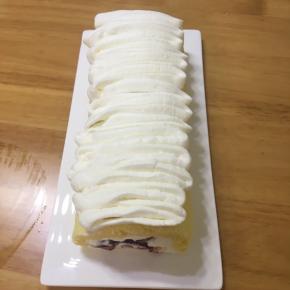 打发好的奶油套上裱花嘴装在裱花袋里，根据自己的喜好简单裱一下