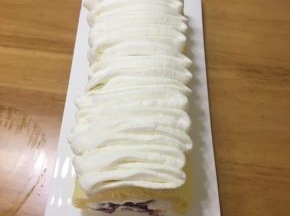 打发好的奶油套上裱花嘴装在裱花袋里，根据自己的喜好简单裱一下