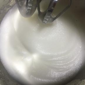 打发至泡沫细腻，加入1/3的细砂糖，继续打发