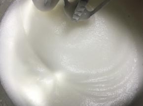 打发至泡沫细腻，加入1/3的细砂糖，继续打发