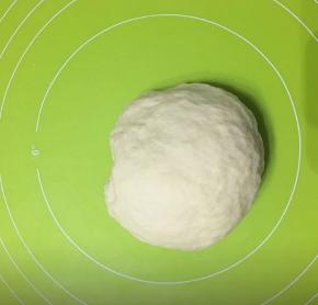 然后揉成比较光滑的面团，取出放在揉面垫上继续揉面