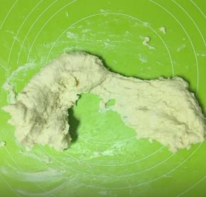加入黄油揉面的这个过程面团会稀，不要担心，继续揉