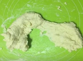 加入黄油揉面的这个过程面团会稀，不要担心，继续揉