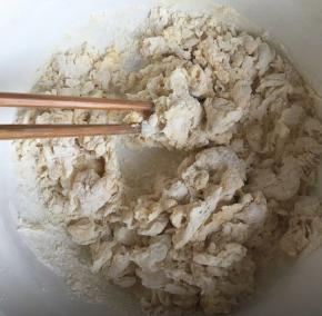倒入清水先用筷子搅拌成絮状