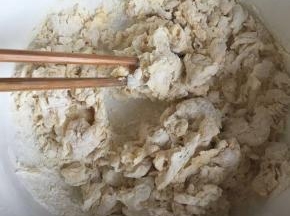 倒入清水先用筷子搅拌成絮状