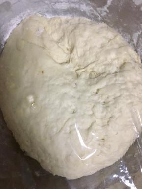 用手揉成面团，用保鲜膜覆盖放温暖处发酵1到1个半小时