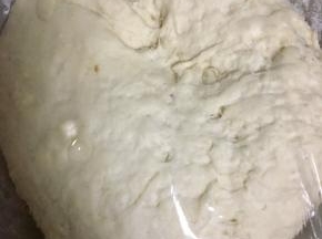 用手揉成面团，用保鲜膜覆盖放温暖处发酵1到1个半小时