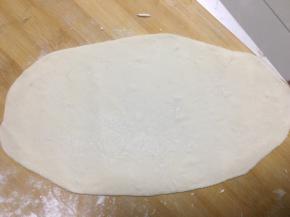 用擀面杖擀成长舌状