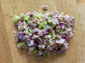 取煮好的肉一块，加入自己喜欢的佐料，例如青椒和洋葱一切碎