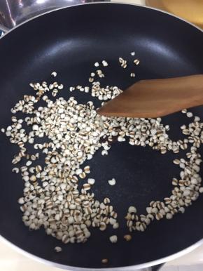 干薏米生的是有点偏凉性的，所以要把薏米炒熟，中小火炒到有香味，表面有点焦