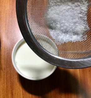 因为明天要做溶豆，需要无糖酸奶，先装好一部分剩下再放糖，用筛子（提前烫一下沥干水）筛到冰激凌小杯里。