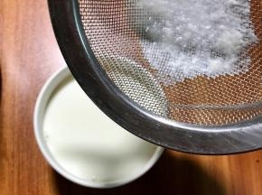 因为明天要做溶豆，需要无糖酸奶，先装好一部分剩下再放糖，用筛子（提前烫一下沥干水）筛到冰激凌小杯里。
